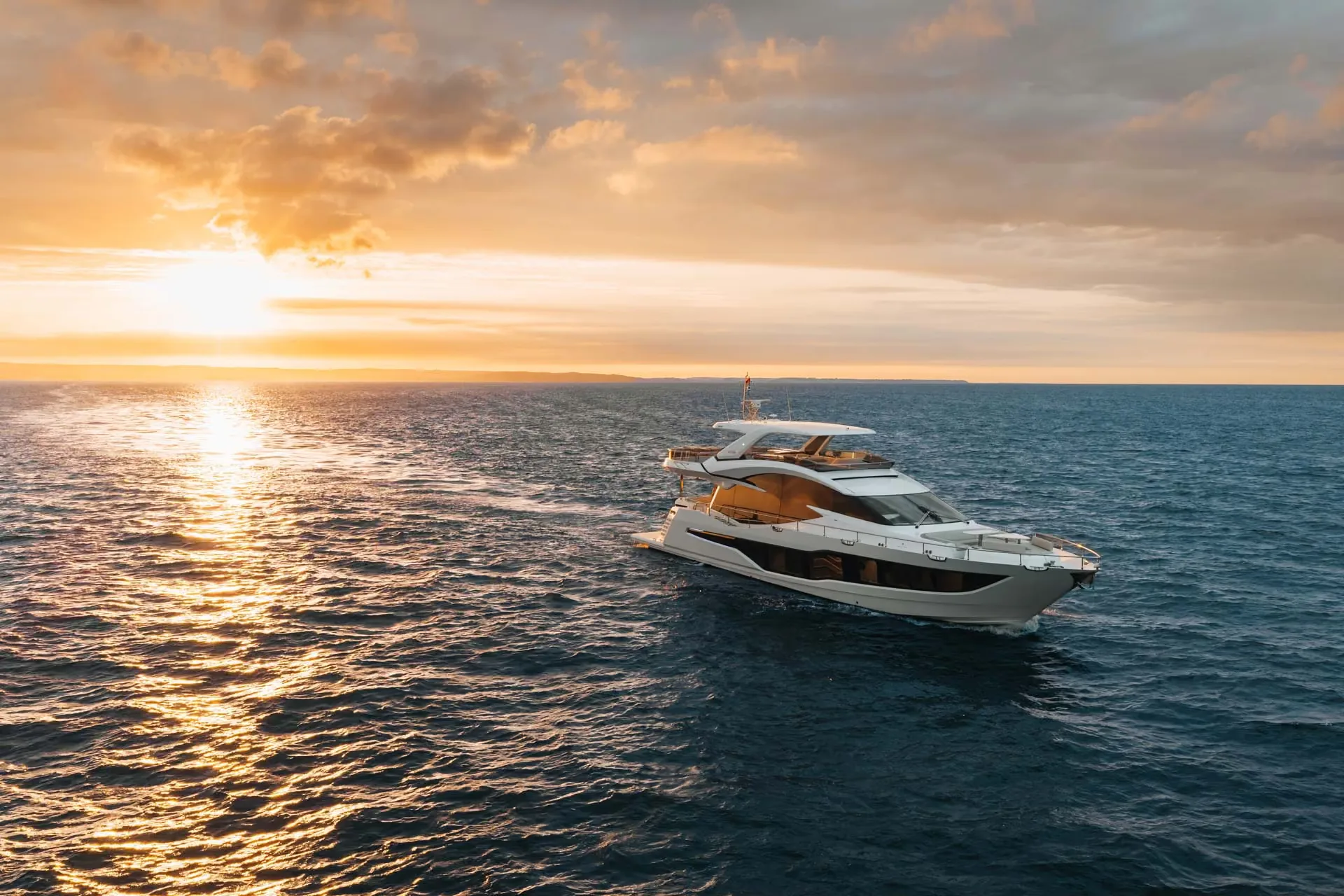 Galeon 800 Fly — TheBoatfinder review