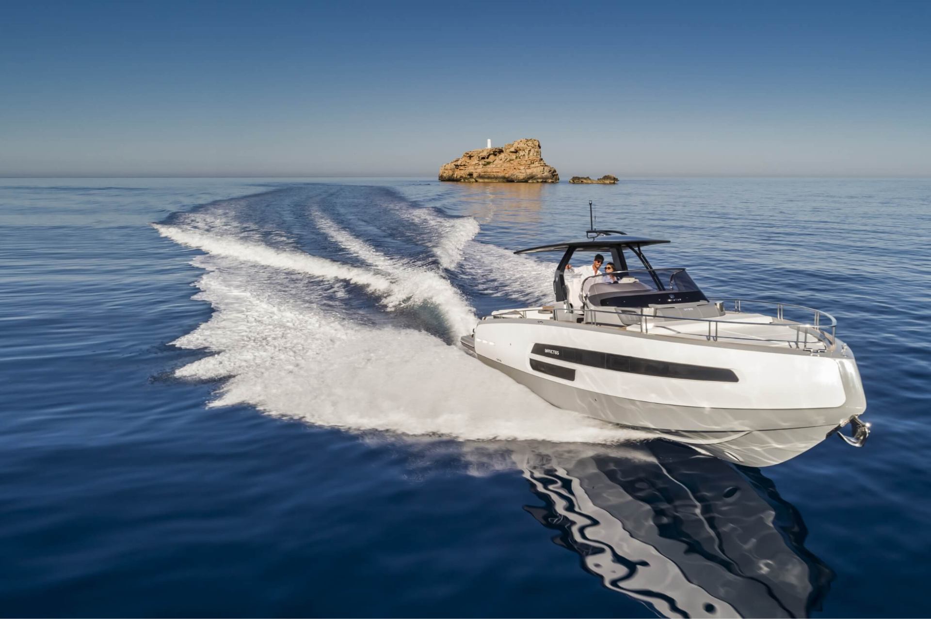 Invictus GT370 — view 1